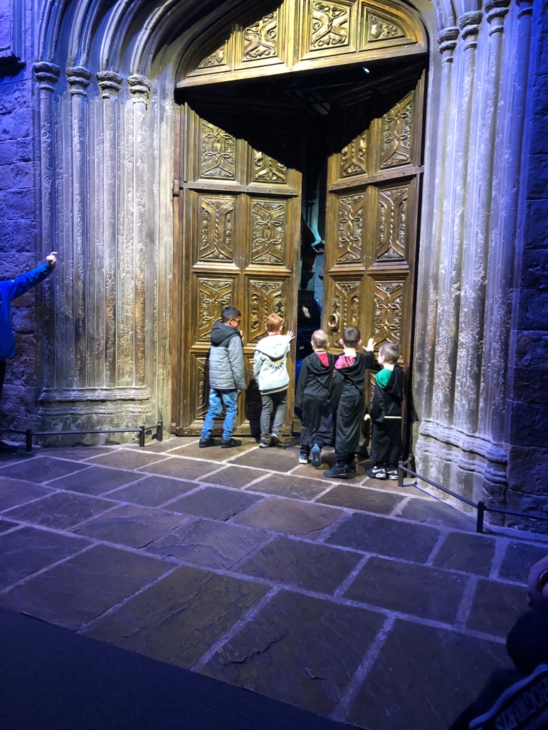 Starten genom den stora dörren på Harry Potter Studios med fem barn som öppnar den