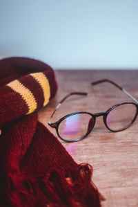 Harry Potter halsduk och glasögon på ett bord